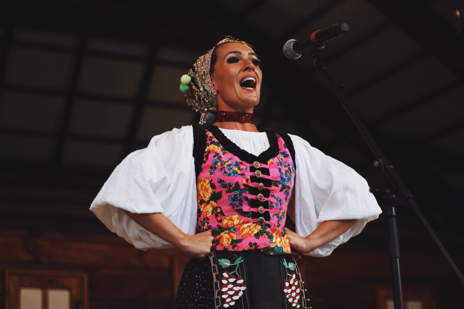 Speváčka v kroji počas sólového spevu na festivale v Pohorelej